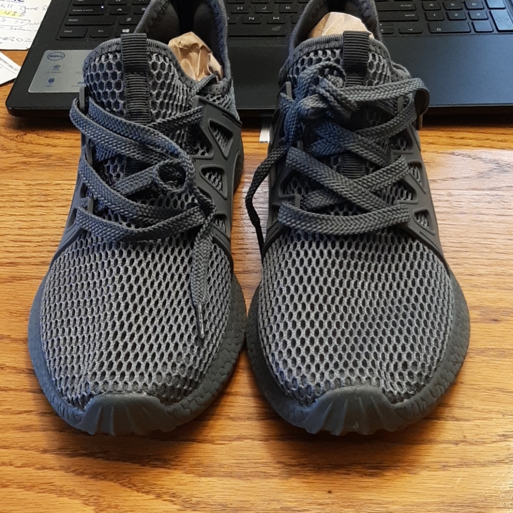 🚺 Womans Sneakers size 9